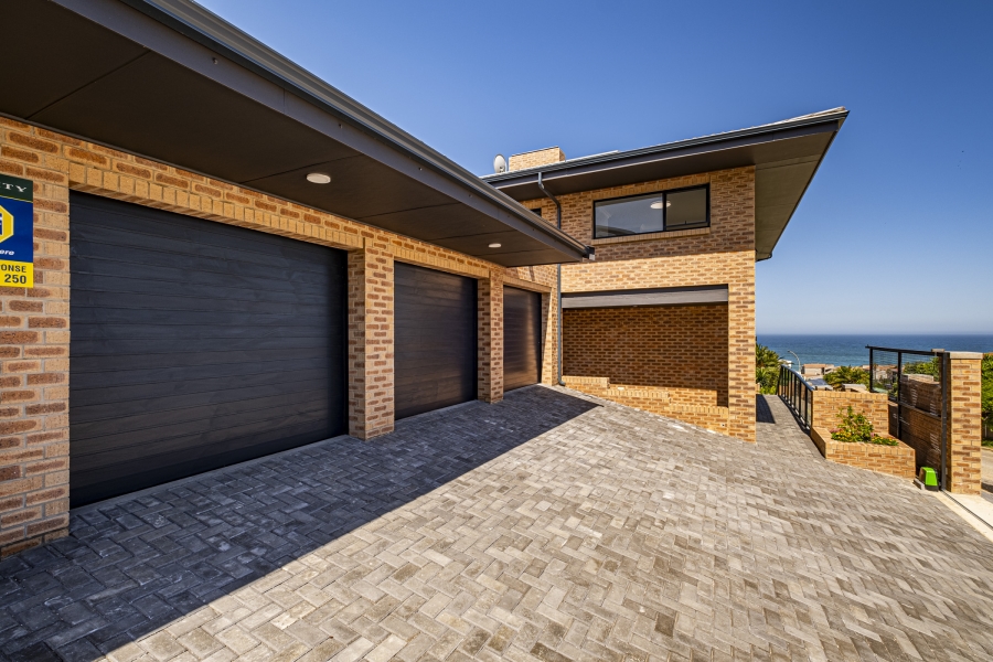 4 Bedroom Property for Sale in Wavecrest Eastern Cape